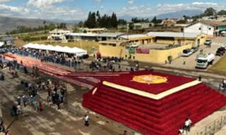 Toà tháp xây bằng nửa triệu bông hồng.