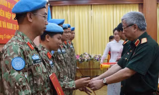 Thượng tướng Nguyễn Chí Vịnh trao quyết định của Chủ tịch nước cho 7 sĩ quan đi làm nhiệm vụ GGHB Liên Hợp Quốc.