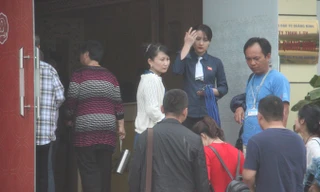 Nhân viên cửa hàng An Phúc Quảng Ninh trực tiếp phát thẻ cho khách Trung Quốc trước khi vào bên trong​. Ảnh: Hoàng Dương.