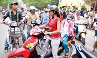 90% đồng ý cấm xe máy: Khảo sát có khách quan?