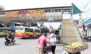 Nhếc nhác cầu vượt bộ hành. 