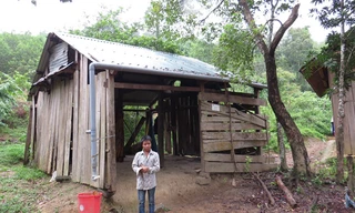 Cao Xuân Dũng trước ngôi nhà trống hoác của mình.
