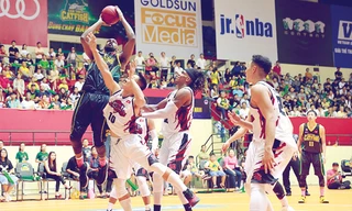 Chủ công Hamilton của Cantho Catfish (áo xanh) trong một pha lên rổ ghi điểm. Ảnh: T.A.