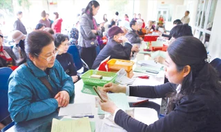 Quốc hội chưa quyết định, nên từ 1/1/2018, nhiều lao động nữ về hưu sẽ bị giảm lương. Ảnh minh họa: Như Ý.