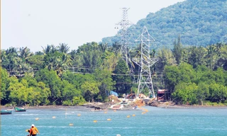 Đường dây 110 kV trên biển dài 24,5 km cấp điện cho đảo Lại Sơn.