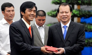 Phó Thủ tướng Vũ Văn Ninh tặng quà lưu niệm cho đại biểu doanh nhân trẻ khởi nghiệp xuất sắc. Ảnh: Xuân Tùng.