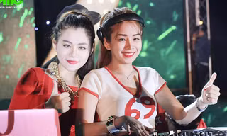 DJ nữ ngoài tài năng âm nhạc có thể phô diễn vẻ đẹp hình thể của bản thân, được đấng mày râu ưu ái hơn (Trong ảnh: DJ Hồng Phấn và DJ Tiểu My).