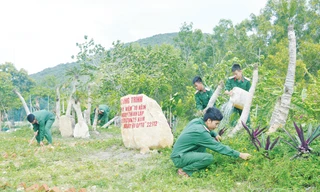 Các chiến sĩ chăm sóc vườn hoa Đại đội.