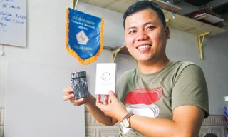 Thiết bị chống bắt cóc trẻ và hộp sạc không dây do sinh viên Lê Văn Đây chế tạo. Ảnh: Thanh Trần.