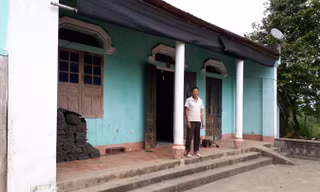 Ông Nguyễn Văn Văn trước ngôi nhà gia đình ông xây từ năm 2005​. Ảnh: Hoàng Lam.