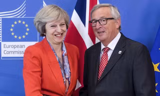 Thủ tướng Anh Theresa May và Chủ tịch Ủy ban châu Âu Jean-Claude Juncker vui mừng trong cuộc họp báo thông báo đạt được bước đột phá. Ảnh: Politicshome.