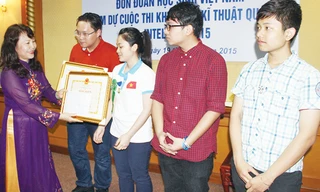 Thứ trưởng Bộ Giáo dục và Đào tạo Nguyễn Thị Nghĩa tặng hoa và Bằng khen cho các em học sinh đạt giải trong cuộc thi Intel ISEF 2015.