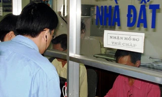 Người dân làm thủ tục xin cấp sổ đỏ tại TPHCM.