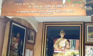 Gỡ bỏ bảng 'phong thần' Nam Phương Hoàng hậu