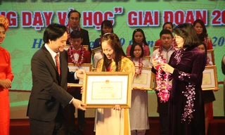 Phó chủ tịch nước Đặng Thị Ngọc Thịnh và Bộ trưởng Bộ GD&ĐT Phùng Xuân Nhạ trao bằng khen cho giáo viên tiêu biểu.