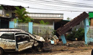 Vụ tai nạn tông sập cổng nhà dân.