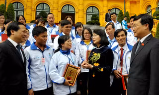 Phó Chủ tịch nước Đặng Thị Ngọc Thịnh trao đổi với 42 giáo viên được tuyên dương trong chương trình Chia sẻ cùng thầy cô năm 2016. Ảnh: Xuân Tùng.