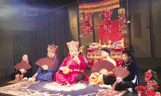 Không gian Then huyền bí ở Paris. Ảnh: Thanh Bách.