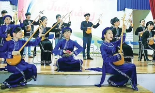 CLB biểu diễn trong Liên hoan Giai điệu Lạc hồng năm 2013.