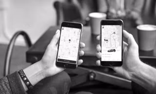 Theo các chuyên gia, cần gỡ bớt rào cản để taxi truyền thống cạnh tranh với Uber, Grab thay vì siết quy định như đề xuất của Bộ GTVT.