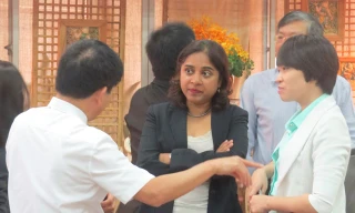 Kiều bào thảo luận trao đổi tại buổi gặp mặt.