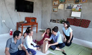 Cục trưởng Cục phòng chống HIV/AIDS Nguyễn Hoàng Long thăm bệnh nhân HIV tại xã Kim Thượng.