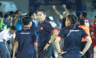 Nỗi thất vọng của HLV Hoàng Anh Tuấn (giữa) sau khi U18 Việt Nam bị loại khỏi giải U18 Đông Nam Á từ vòng bảng. Ảnh: H.L.