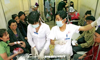 Ai trong số những bệnh nhân ung thư được kê đơn bốc thuốc từ VN Pharma. Ảnh: Hồng Vĩnh.