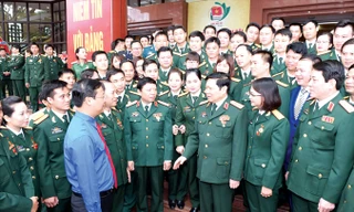 Lãnh đạo Quân ủy T.Ư, Bộ Quốc phòng và lãnh đạo T.Ư Đoàn trò chuyện với các đại biểu dự Đại hội Đoàn toàn quân lần thứ IX, tháng 11/2017. Ảnh: N.S.