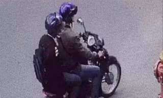 Hình ảnh hai thanh niên khả nghi ném vật lạ vào trụ sở Công an phường 12.