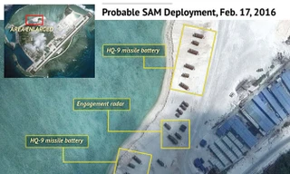 Ảnh chụp từ vệ tinh cho thấy Trung Quốc ngang nhiên triển khai tên lửa đất đối không trên Phú Lâm - đảo lớn nhất ở quần đảo Hoàng Sa của Việt Nam. Ảnh: Stratfor.