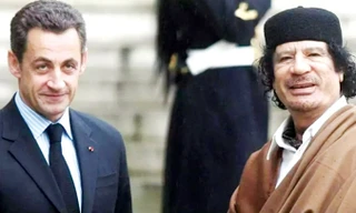 Ông Nicolas Sarkozy (trái) và ông Muammar Gaddafi tại Paris năm 2007. Ảnh: Independent.