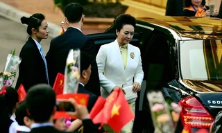 Thượng úy Đặng Hồng Nhung (ngoài cùng bên trái) thực hiện nhiệm vụ bảo vệ phu nhân Tổng Bí thư, Chủ tịch nước Trung Quốc Tập Cận Bình, tháng 11/2015.