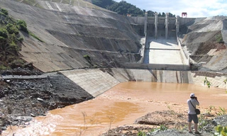 Hiện trường vụ vỡ ống dẫn tại thủy điện Sông Bung 2. Ảnh: Hoài Văn.