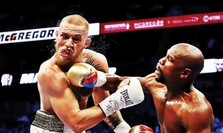 Màn so găng giữa Mayweather (phải) và McGregor đạt doanh thu hơn 1 tỷ đô dù chất lượng chuyên môn rất thấp.