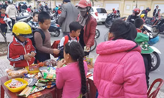 Hàng quán bủa vây trường học.