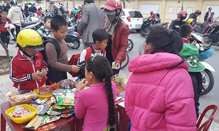 Hàng quán bủa vây trường học.