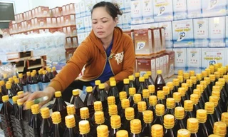 Những người kinh doanh nước mắm hoang mang.