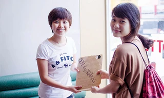 Các bạn nhóm Đen hay Trắng tặng quà cho các nhân vật nhặt ví trả cho người đánh rơi. Ảnh: CC.