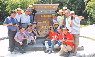 Đông đảo người dân đến với Đất Mũi. Ảnh: Đại Dương.