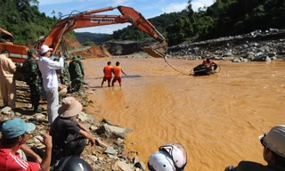 Lực lượng cứu hộ tìm kiếm thi thể công nhân tử nạn trong sự cố thủy điện Sông Bung 2. Ảnh: Vnexpress
