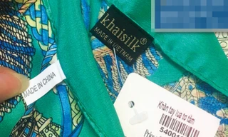 Khăn lụa thương hiệu Khaisilk được anh Đặng Như Quỳnh mua về làm quà cho đối tác, trên khăn có gắn cả hai mác made in China lẫn made in Vietnam. Ảnh: Như Quỳnh.