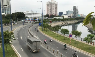 Trong khi đó, nhiều đoạn đường cong, khúc cua hẹp rất nguy hiểm cho các phương tiện. Ảnh: Văn Minh.