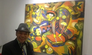 Họa sĩ Nguyễn Đại Giang bên bức "Ca trù".