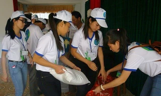 Các thành viên chuẩn bị quà tặng cho người dân Quảng Trị.