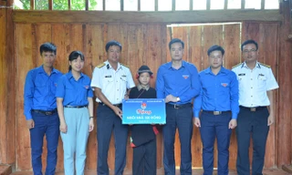 Lãnh đạo, đại diện Ban Thanh niên Hải quân và Tỉnh Đoàn Tuyên Quang trao tặng “Ngôi nhà 100 đồng” cho gia đình em Lý Thị Sang. Ảnh: T.L.
