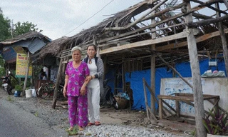 Bà Dương Thị Láng với con gái trước ngôi nhà sập.