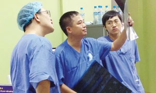 Bác sĩ Hiếu và đồng nghiệp hội chẩn trước ca can thiệp.