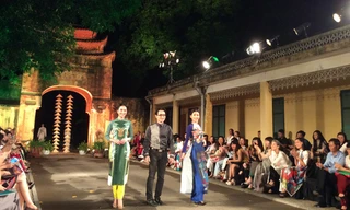 Trình diễn áo dài trong họp báo Festival Áo dài Hà Nội. Ảnh: Tú Quyên.