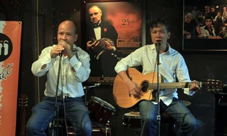 Ngô Tự Lập và Trần Đức Minh trình diễn trong buổi ra mắt đĩa Đêm nhiệt đới. Ảnh: N.M.Hà.